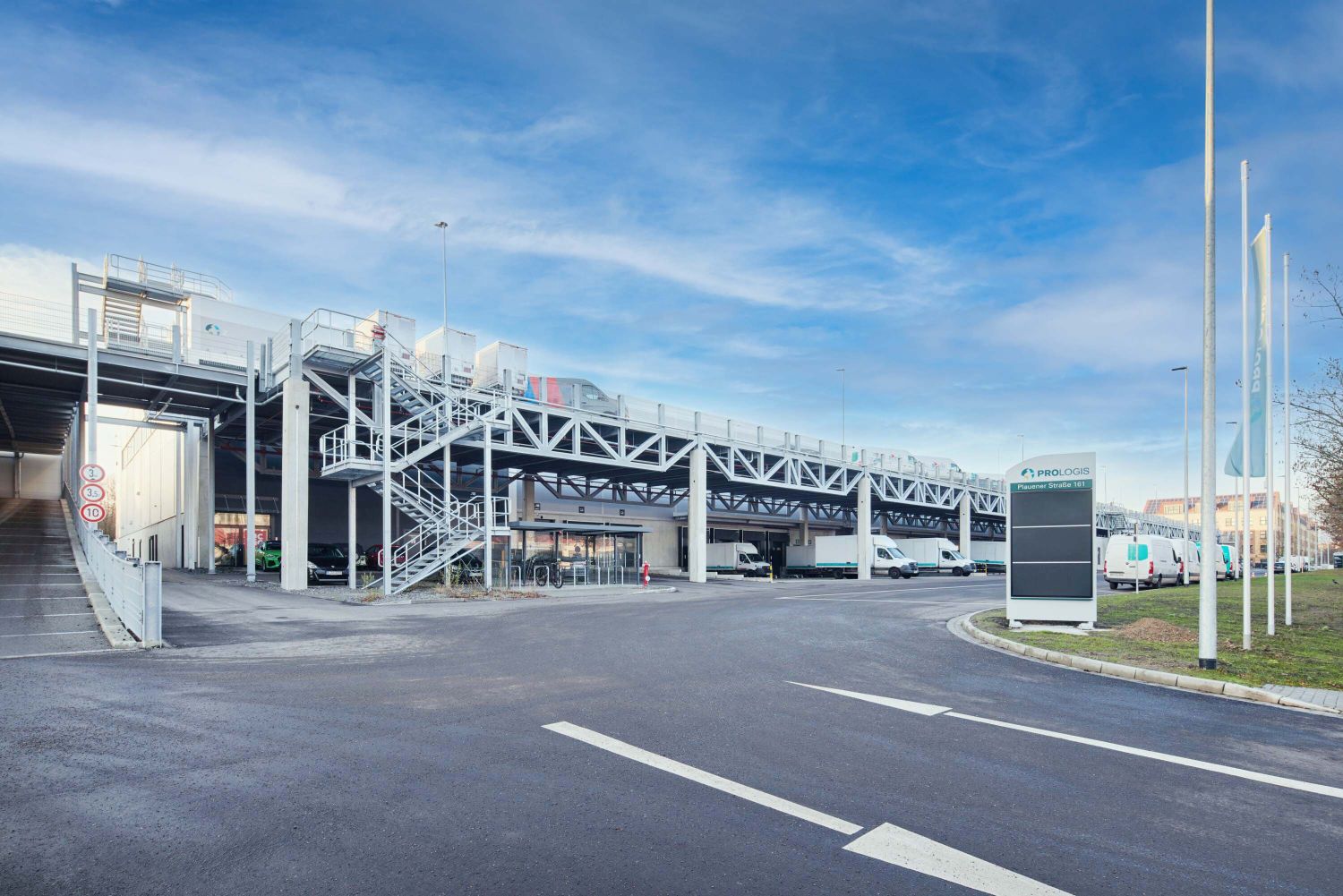 Prologis Berlin DC2_1: The elevated parking deck of the Prologis logistics center in Berlin-Lichtenberg allows several vans and vans to be loaded simultaneously with short distances from the storage area to the vehicle. Logistics Center (© Prologis)